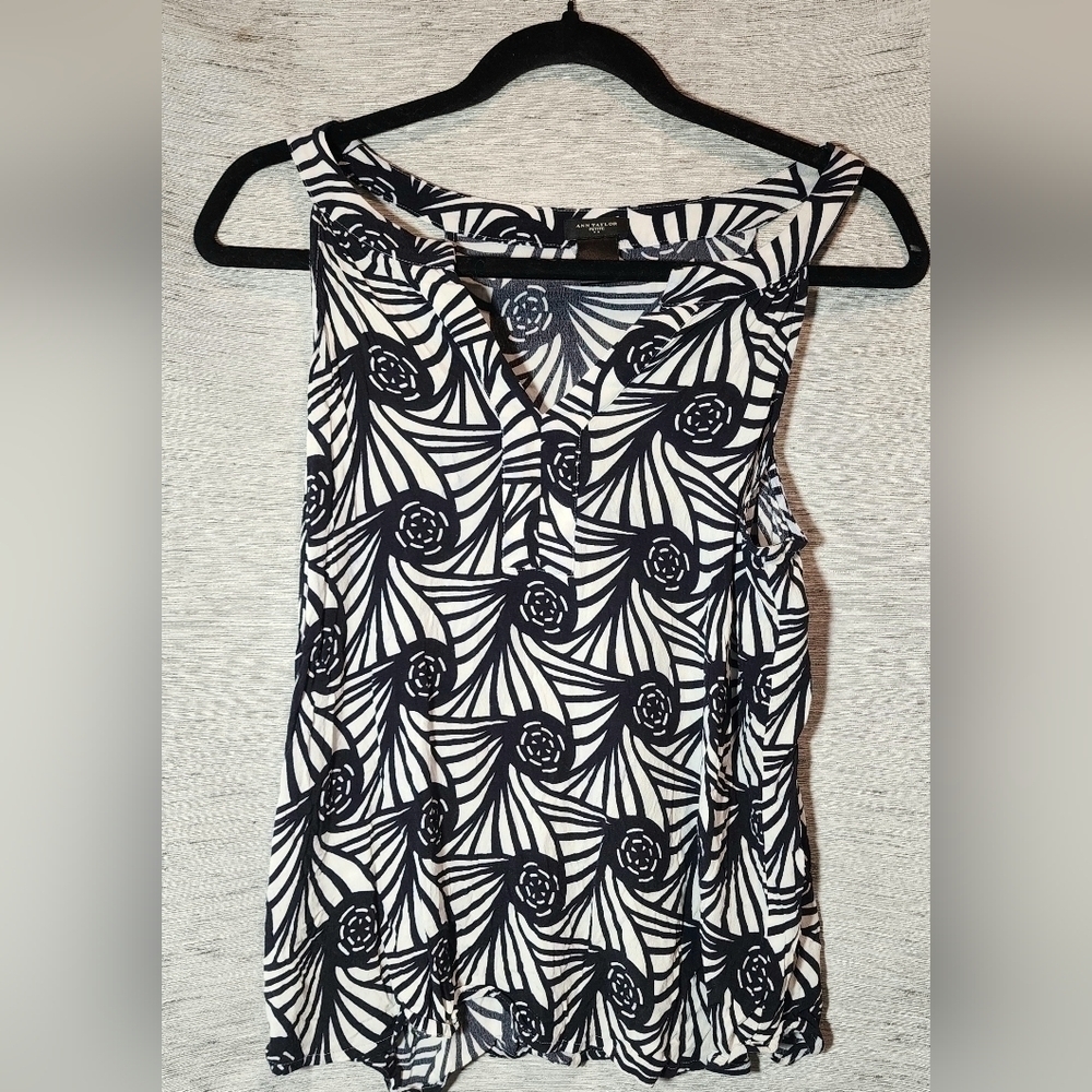 Anne Taylor Medium Petite Sleeveless V-Neck Blouse Black White